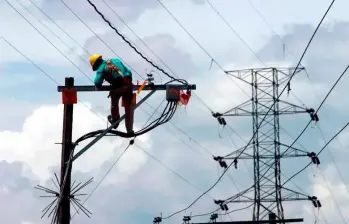 El Gobierno evalúa un recargo por kilovatio-hora para mitigar riesgos en el sistema eléctrico ante la millonaria deuda de Air-e. FOTO: El Colombiano.