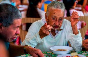 La OMS advierte que el envejecimiento viene acompañado de cambios fisiológicos que pueden hacer más difícil llevar una nutrición adecuada. FOTO EL COLOMBIANO