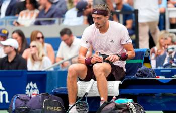 El tenista Alexander Zverev, de 29 años, se aplica una inyección de insulina durante la final del Abierto de Estados Unidos 2026. FOTO GETTY 