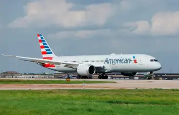 Un peatón invadió la pista y murió tras ser atropellado por un avión en EE. UU. Foto: imagen de referencia @americanair