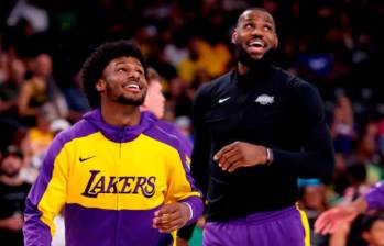 El basquetbolista norteamericano LeBron James en cancha junto a su hijo Bronny, quien en 2023 sufrió un paro cardiaco. FOTO: GETTY 