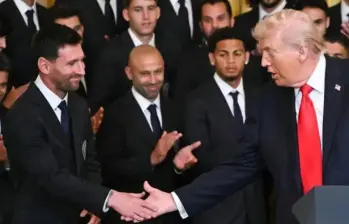 Lionel Messi escucha al presidente Donald Trump durante la recepción del Inter Miami CF en la Casa Blanca, donde el mandatario elogió también a Cristiano Ronaldo y habló del conflicto con Irán. FOTO: Getty Images. 
