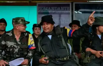 Las disidencias de Calarcá tienen un espacio en las mesas de la Paz Total, sin embargo, siguen delinquiendo. A la izquierda está Iván Mordisco, a la derecha Calarcá. FOTO: Colprensa