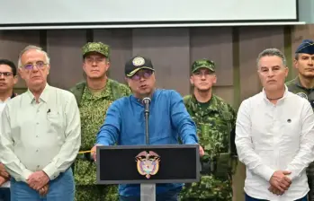 La organización criminal asegura que si el Gobierno tuviera intenciones de hacer un acuerdo de paz, frenaría los bombardeos a los campamentos criminales. Foto: Colprensa.