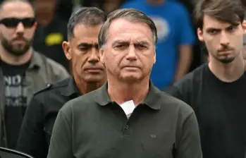 Nueva ley aprobada en el Congreso de Brasil buscaría que el expresidente Jair Bolsonaro pague su pena en 2 años. FOTO: AFP 