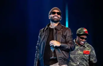 Arcángel enfrenta fuertes críticas en redes sociales tras defender parte del legado de la colonización española durante un concierto en Madrid. FOTO: Redes sociales del cantante.