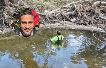 El latino Alfonso Solis coordina equipos de búsqueda y traduce al español a quienes perdieron todo en Kerrville, donde la crecida del río Guadalupe, en Texas, dejó cientos de damnificados. FOTOS: FACEBOOK Alfonso Solis