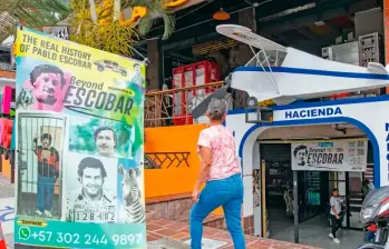 La Comuna 13, que debería ser el símbolo de resiliencia y transformación social de Medellín, terminó convertida en un triste divertimento para extranjeros ávidos de consumir la narcocultura que ven en las series. FOTO: ESNEYDRE GUTIÉRREZ