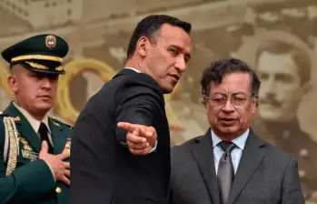 Pedro Sánchez, ministro de Defensa, junto al presidente Gustavo Petro. FOTO: Colprensa