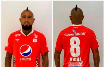 El futbolista chileno Arturo Vidal tiene 36 años. No juega desde septiembre del año pasado, cuando sufrió una lesión de rodilla en el duelo entre Chile y Colombia por las eliminatorias. FOTO: TOMADA DEL X DE @AmericadeCali