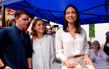 Machado está inhabilitada para postular y ejercer cargos públicos en Venezuela, aunque ella y la oposición lo desconocen. FOTO: AFP