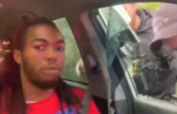 Un joven afroamericano fue golpeado en la cara por un agente durante una detención en Florida, generando una ola de indignación en EE. UU. FOTO: REDES SOCIALES