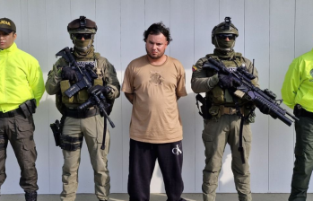 El hombre fue trasladado hasta Bogotá para ser extraditado. FOTO: TWITTER MINDEFENSA