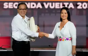 Keiko Fujimori quedó a la espera de su proclamación oficial como presidenta electa de Perú, mientras su rival Roberto Sánchez denunció irregularidades en la votación en el exterior y anunció que no reconocerá los resultados. FOTO: AFP.
