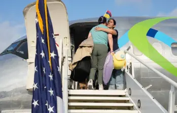 Cada migrante recibió 1.000 dólares por acogerse al plan de autodeportación de la administración de Donald Trump. Se trata del primer vuelo que no fue liderado por el Servicio de Inmigración y Control de Aduanas de Estados Unidos (ICE), sino parte de un programa voluntario gestionado directamente por el Departamento de Seguridad Nacional (DHS). FOTO: DHS
