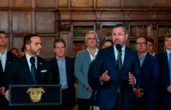 El ministro de Vivienda, Jaime Andrés Beltrán, anunció el diagnóstico de las casas afectadas por el terremoto para definir su reconstrucción. FOTO Cortesía MinVivienda