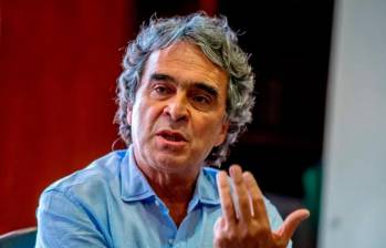 El anuncio de Fajardo se conoce días después de que una encuesta de las firmas Guarumo y Ecoanalítica lo ubicara ya no solo por debajo de Iván Cepeda y Abelardo de la Espriella, sino superado en intención de voto por Paloma Valencia y Vicky Dávila. FOTO: JUAN ANTONIO SÁNCHEZ