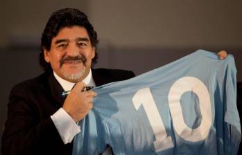 Maradona con la camiseta de Napoli que vistió por 9 años. FOTO: AFP