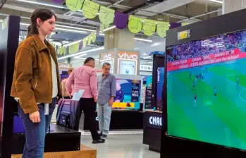 La compra de televisores, productos promocionales y actividades de entretenimiento serían algunos de los sectores beneficiados por el torneo.VFOTO EL COLOMBIANO.