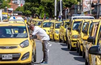 En medio de las marchas contra las alzas del combustible, el Gobierno Nacional está buscando que el aumento de $600 que tendrá el valor de la gasolina en el mes de septiembre no aplique para los taxistas. 