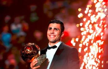 El momento en el que Rodri recibió el Balón de Oro 2024. FOTO AFP