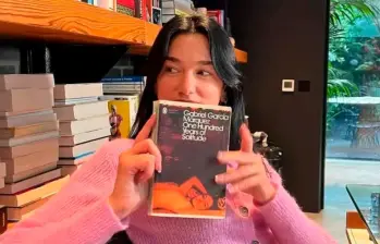 La artista ya había recomendado la novela de Gabriel García Márquez a sus más de 88 millones de seguidores en redes sociales. FOTO: Tomada de @dualipa en Instagram