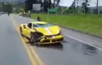 Así quedó el Ferrari accidentado en las vías de Cundinamarca. FOTO.: REDES SOCIALES