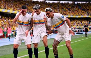 James Rodríguez, “Lucho” Díaz y Richard Ríos celebrando uno de los cuatro goles que hizo la Selección Colombia en el Metropolitano de Barranquilla. FOTO: AFP