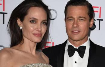 Brad Pitt y Angelina Jolie en tiempos más felices. La expareja enfrenta una dura batalla legal por la propiedad de la bodega Château Miraval, que adquirieron juntos en 2008. FOTO AFP