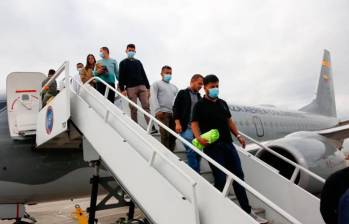 Según el relato de uno de los tripulantes, las personas fueron esposadas y amarradas durante el vuelo. FOTO: Colprensa