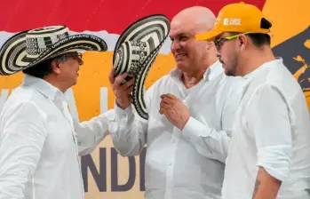 El presidente Gustavo Petro saludando al exjefe paramilitar Salvatore Mancuso en un evento público. FOTO: Cortesía