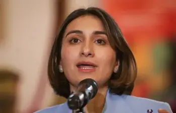 La canciller Laura Sarabia dijo que se mantendrá la impresión con esa compañía. Foto: Colprensa