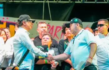 El presidente Gustavo Petro y Jorge Vallejo, vocero de las bandas del Valle de Aburrá, en la tarima de la plazoleta de La Alpujarra, en Medellín. FOTO: CORTESÍA DE PRESIDENCIA.