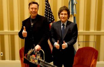 Javier Milei le regaló a Elon Musk una réplica de su famosa motosierra que mantiene en su despacho. FOTO: Presidencia de Argentina