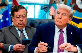 Aun cuando ha mantenido un tono diplomático en los últimos días, Trump se ha referido a Petro como el “líder del narcotráfico”, al tiempo que criticó que Colombia está “produciendo mucha droga”. Por ello, llegó a decir que Petro debe estar atento, “o será el siguiente”. FOTO PRESIDENCIA Y AFP