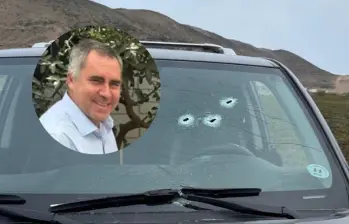 Así quedó el carro donde se movilizaba el precandidato a la presidencia de Perú, Rafael Belaúnde, tras un atentado en su contra en la ciudad de Lima. FOTO: REDES SOCIALES @BelaundeRafael