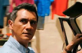 Carlos Manuel Vesga está nominado a los Premios Emmy 2026 por interpretar a Manousos Oviedo en la serie Pluribus. FOTO: Apple TV.