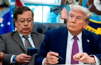 El presidente Donald Trump anunció el retiro de ayuda económica a Colombia. FOTO: Presidencia y AFP