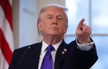 Donald Trump afirmó que Irán “debería izar la bandera blanca de la rendición” y minimizó el conflicto al describirlo como una “pequeña escaramuza”. FOTO: Getty. 