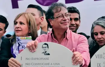 El presidente Gustavo Petro firmó en mármol en 2018 que no convocaría a una Constituyente. FOTO COLPRENSA