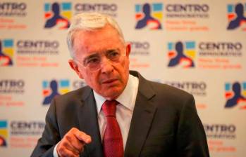 Exmiembros de la Comisión de la Verdad creen que el expresidente Álvaro Uribe debe de responder por falsos positivos. Foto: Colprensa. 