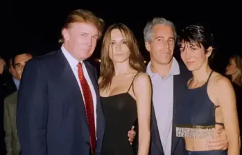 Donald Trump y su futura esposa Melania (a la izquierda), junto a Jeffrey Epstein y Ghislaine Maxwell (a la derecha) en Florida, en el año 2000. FOTO: GETTY