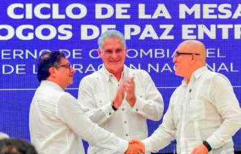 El presidente Gustavo Petro junto a Antonio García durante la firma del cese al fuego bilateral el 9 de junio de 2023. FOTO CORTESÍA