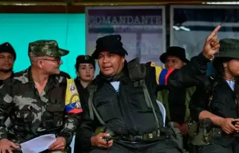 Iván Mordisco y Calarcá en las mesas de diálogo entre el EMC y el Gobierno. FOTO: AFP.