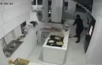 Hombres con los rostros cubiertos y armas de fuego en mano, ingresaron a una vivienda en Jamundí y secuestraron a un menor de 11 años. La aterradora escena quedó registrada en las cámaras de seguridad de la casa. FOTO: CAPTURA DE VIDEO