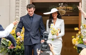 Dua Lipa lució un vestido blanco acompañado de un sombrero diseñado por la prestigiosa casa de moda Schiaparelli. Por su parte, Callum Turner vistió un elegante traje azul oscuro durante la ceremonia. Foto: Tomada de redes sociales