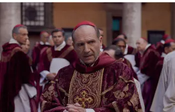 Ralph Fiennes interpretó al cardenal Thomas Lawrence en la película Cónclave (2024). FOTO: PELÍCULA CÓNCLAVE
