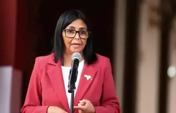 La presidenta encargada de Venezuela, Delcy Rodríguez, evalúa su participación en futuras elecciones presidenciales, según documentos registrados en Estados Unidos. FOTO: AFP. 