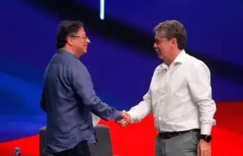 Gustavo Petro y Bruce Mac Master. FOTO ANDI. 
