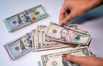 El dólar inició la jornada en un precio promedio de $4.122,80, ubicándose $5,02 arriba de la Tasa Representativa del Mercado (TRM), que para hoy está en $4.117,78. FOTO: Carlos Velásquez